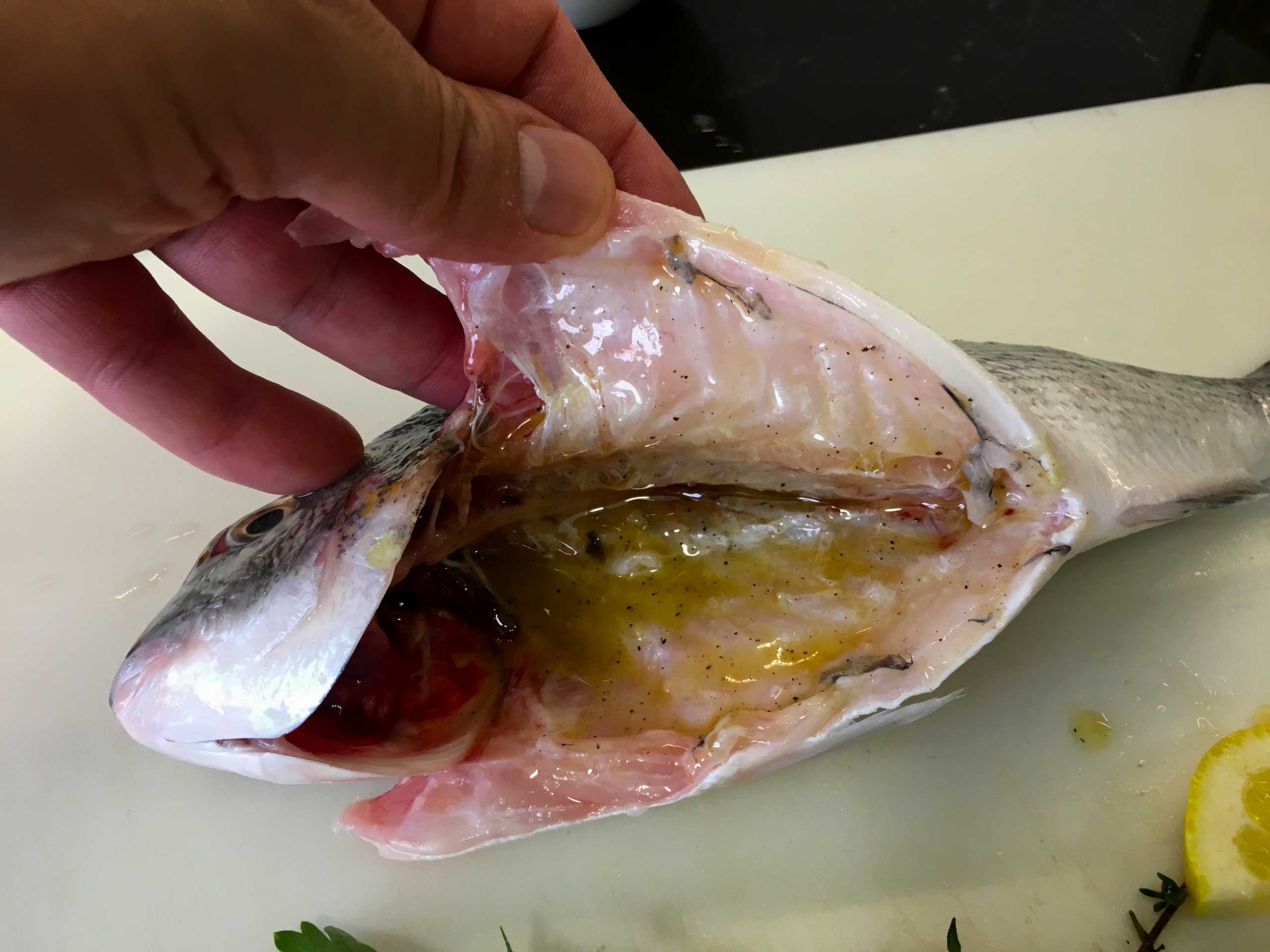 Brush the belly of the sea bream with oil mixture
