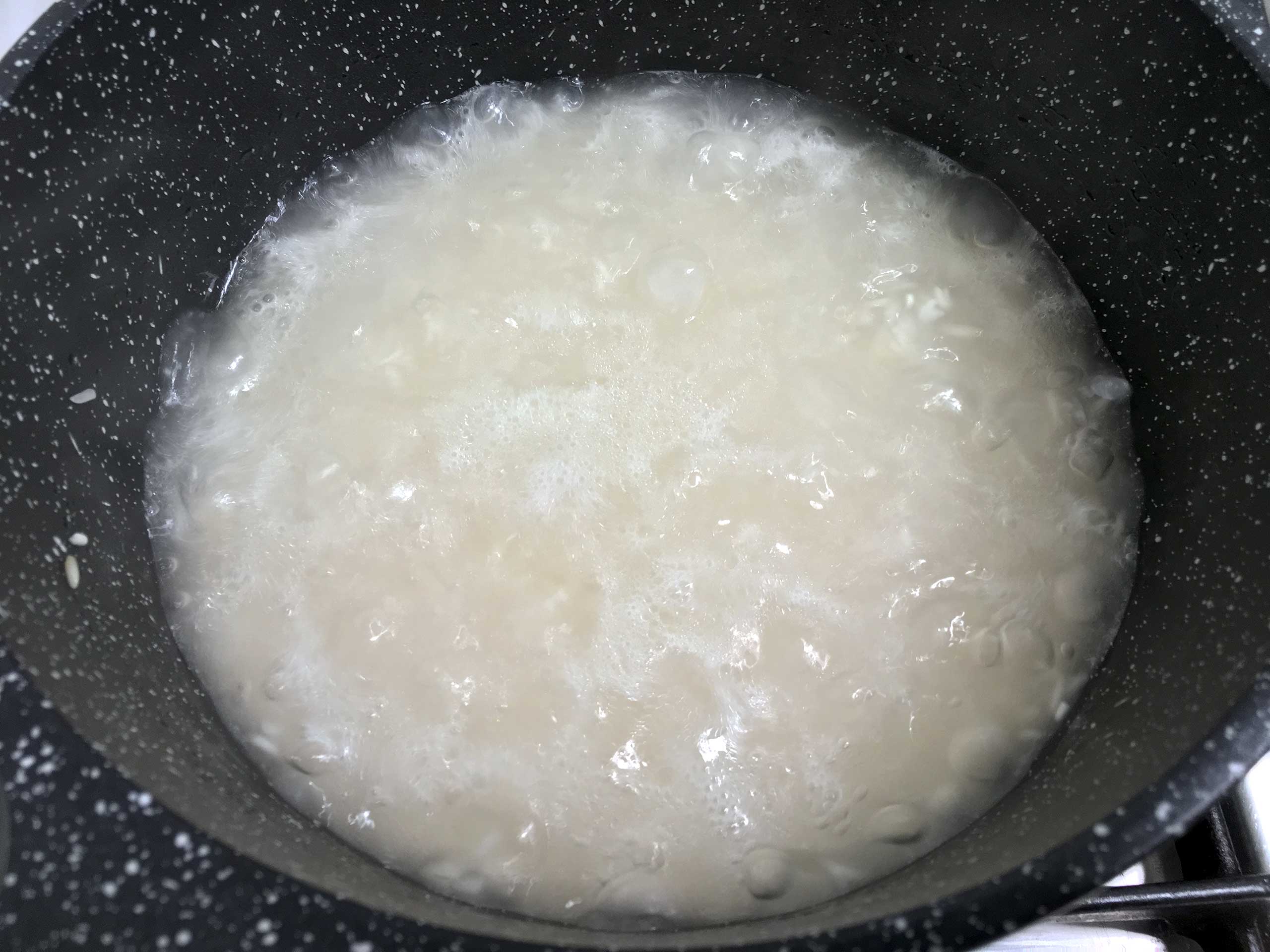 add-the-boiling-water-to-the-perfect cooked-rice