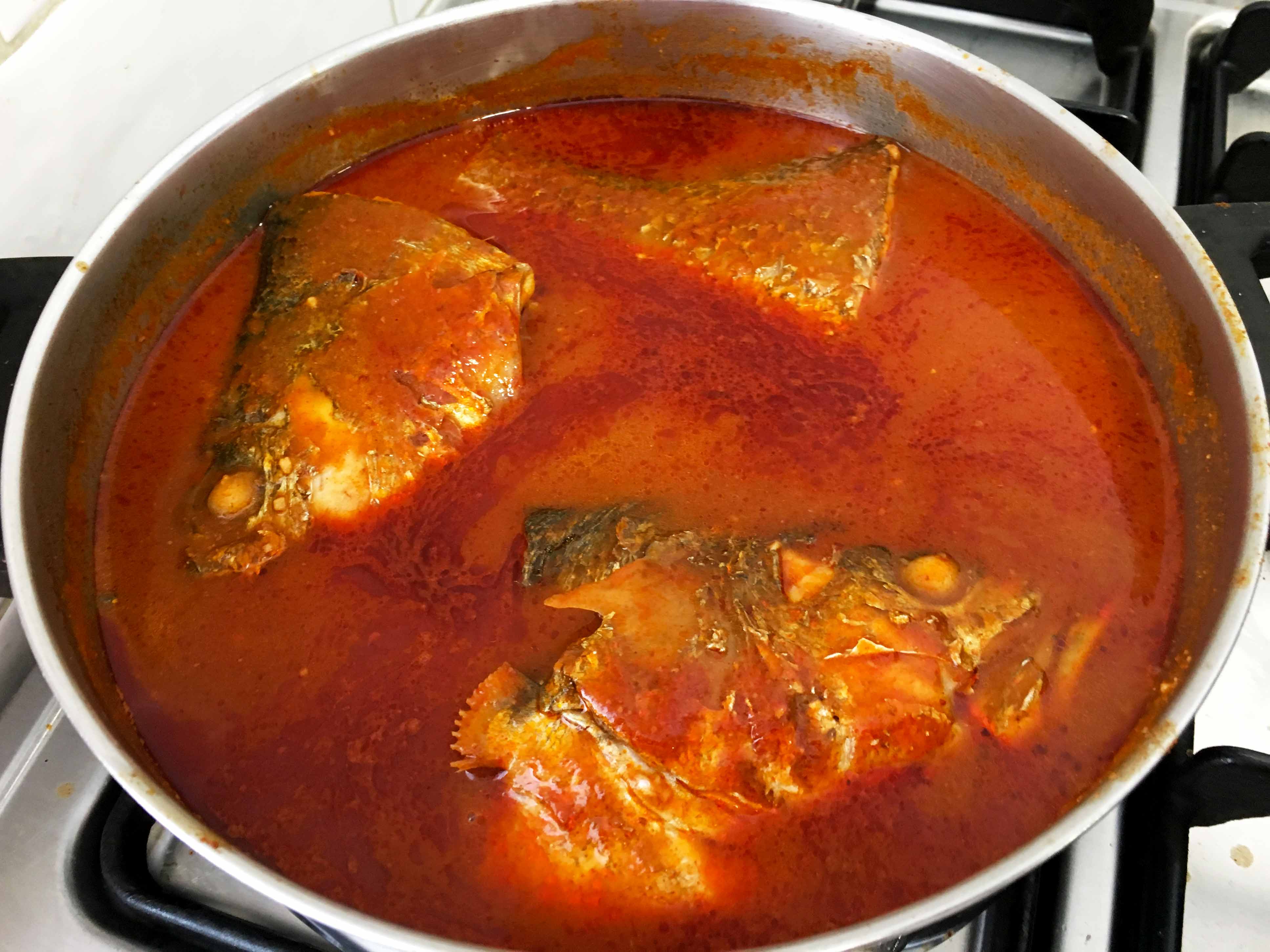 cook the chraimeh fish in tomato hot sauce