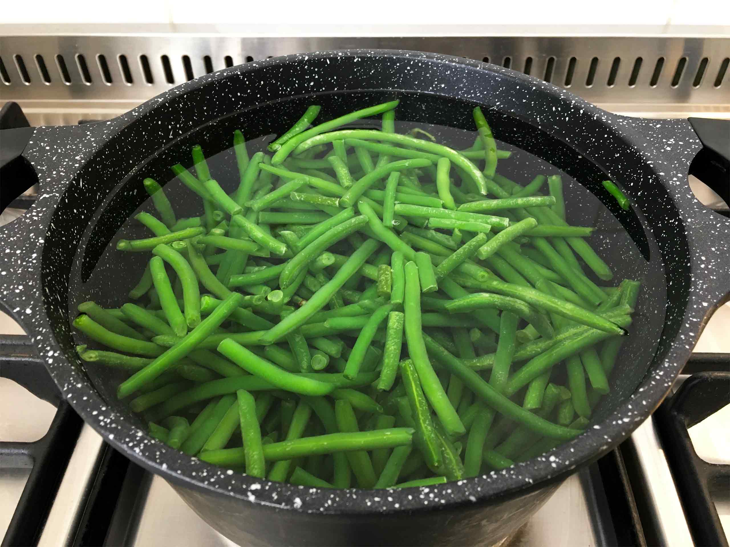 Bleach the green beans in soy sauce