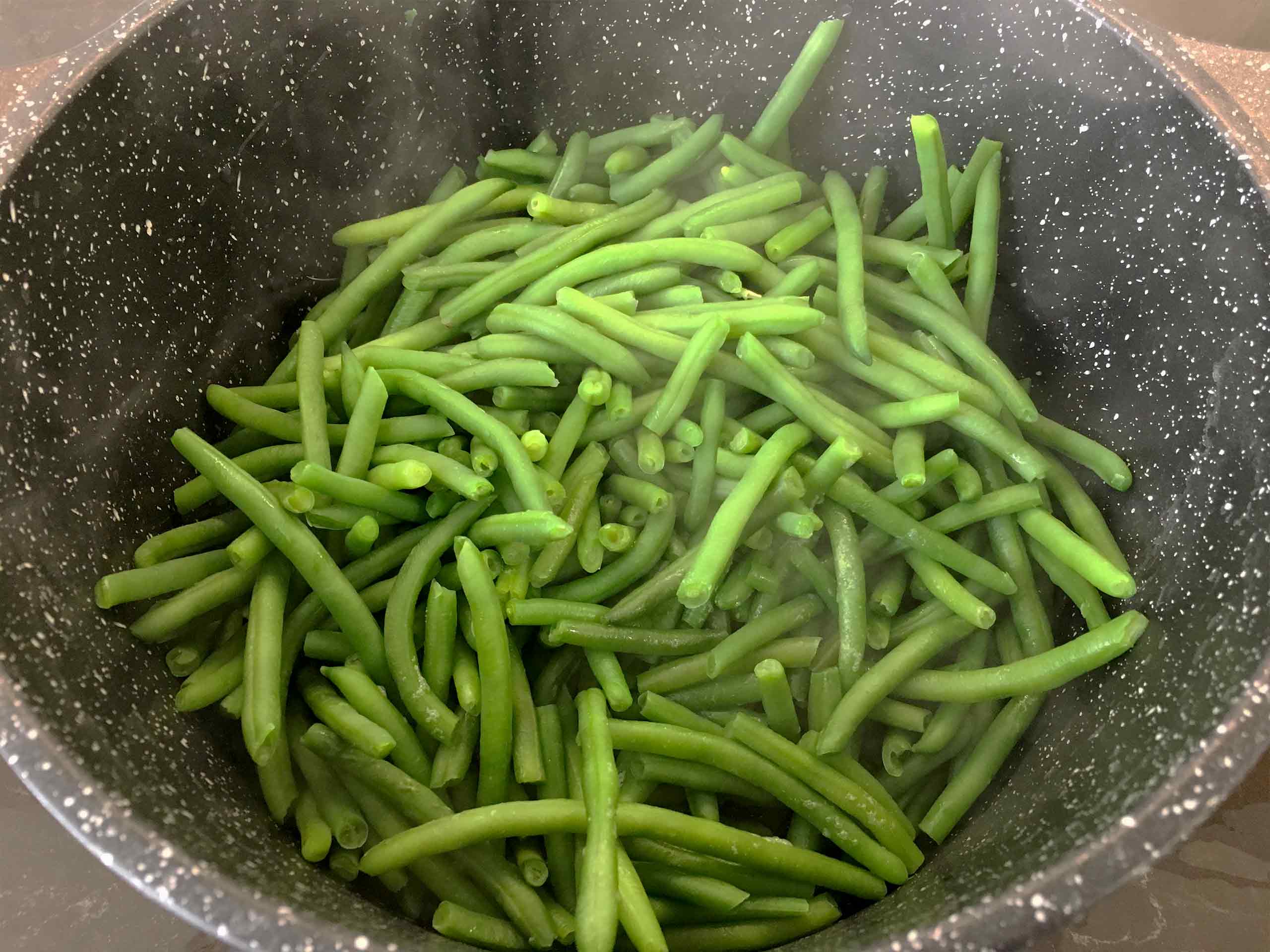Drain the water from the green beans in soy sauce