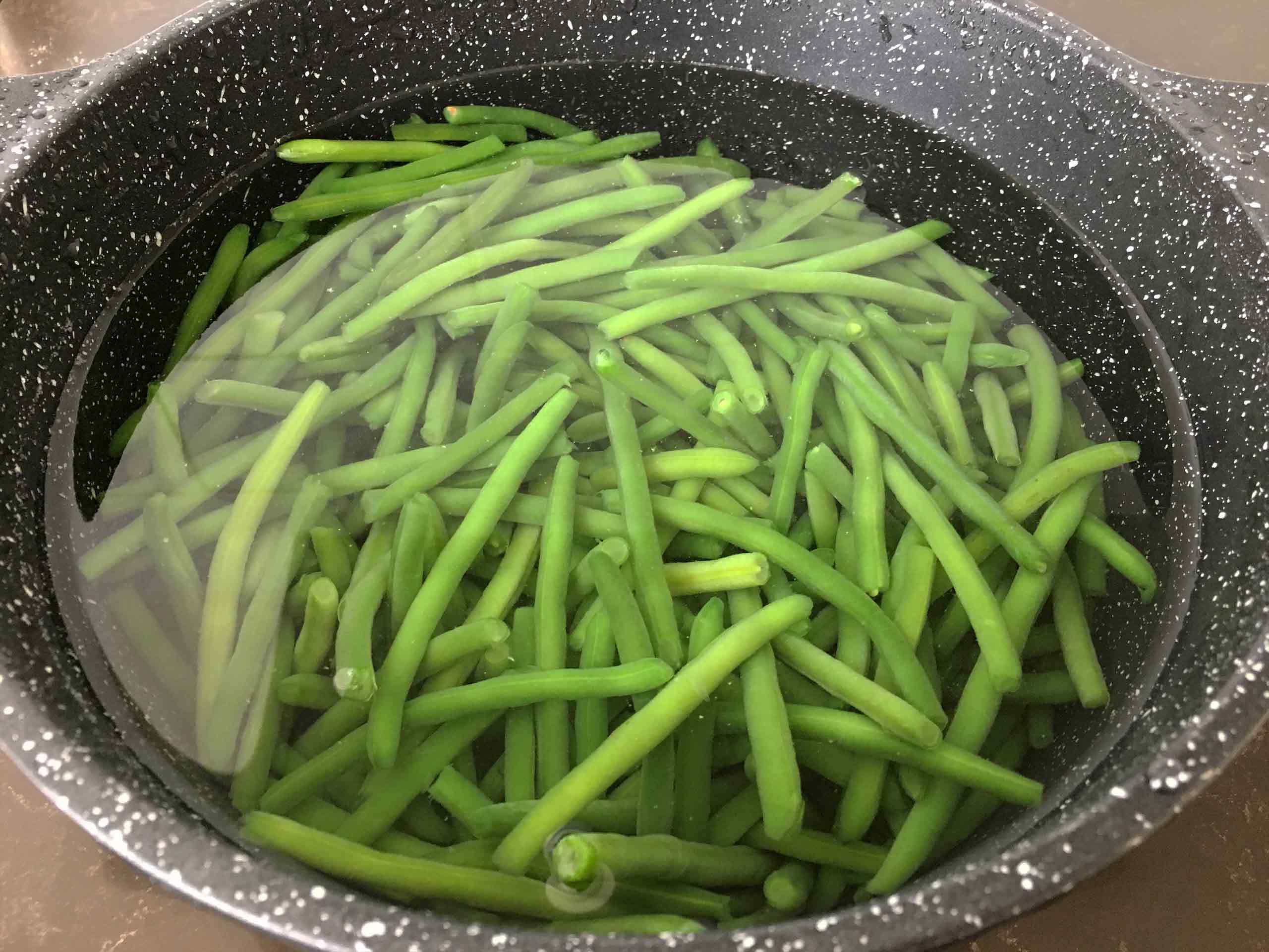 Wash green beans in soy sauce in cold water