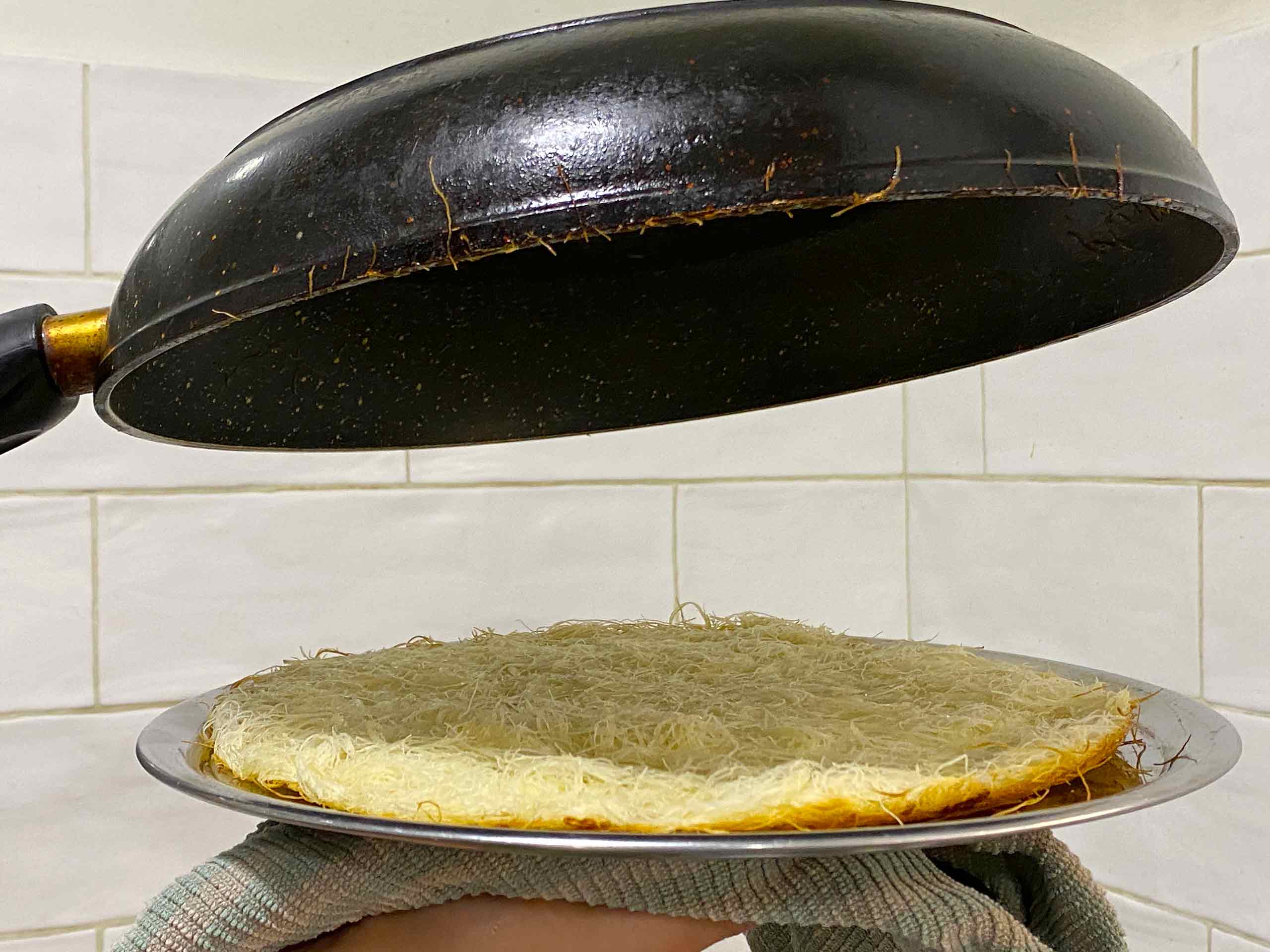 Place the pan over the kanafeh