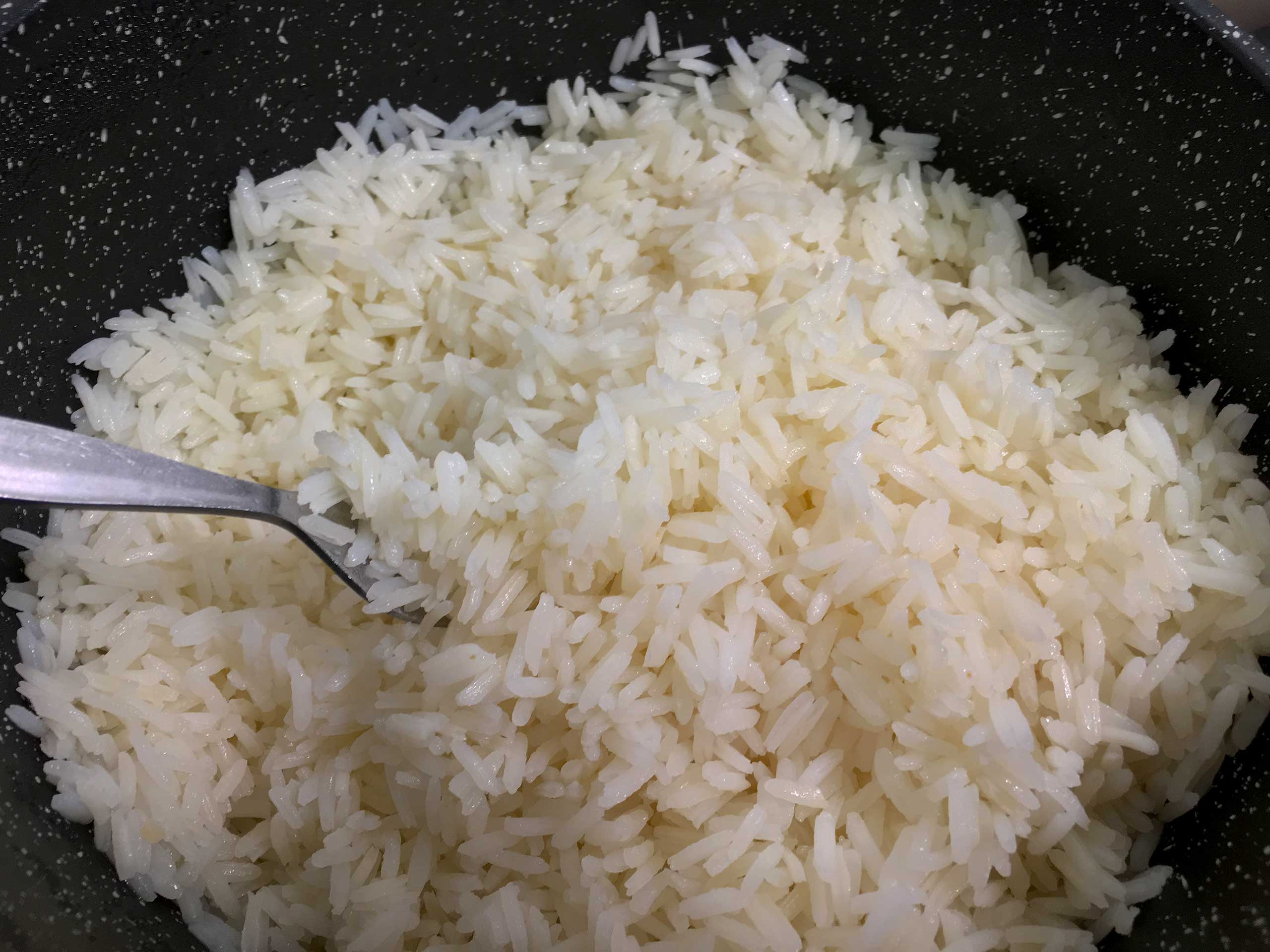 Fluffing-the-perfect-rice