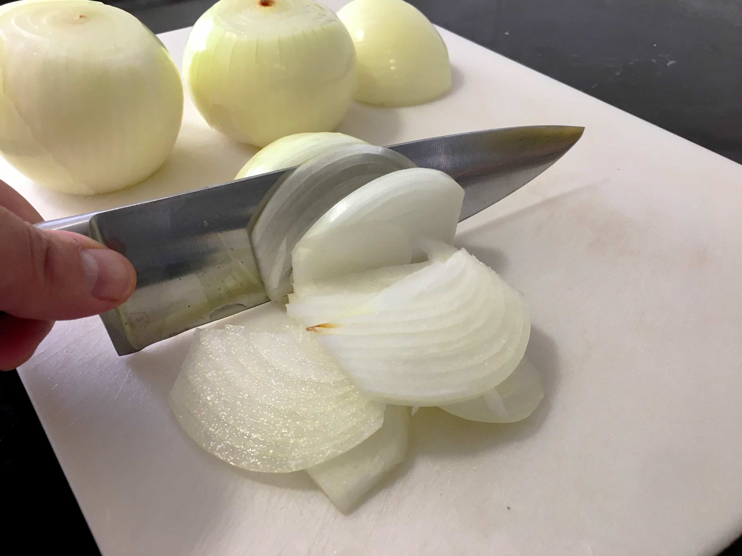 Mujadara cutting the onions