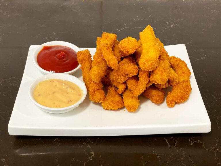 Serve the schnitzels with ketchup, mayonnaise and sweet chili sauce.